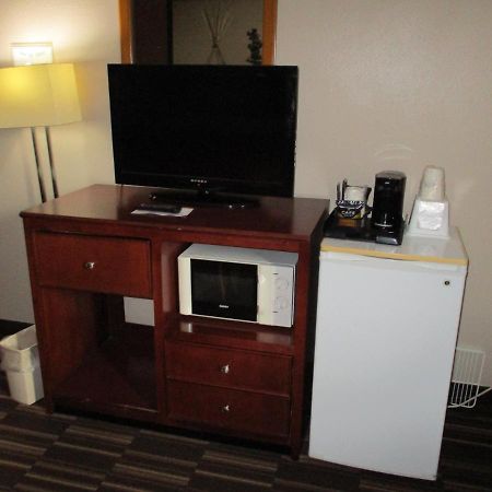 Super 8 By Wyndham Madison Hotel Exterior foto